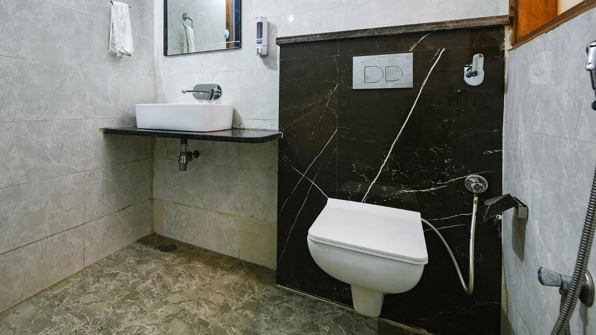 *** Hotel Fabhotel Muktinath Gurgaon India